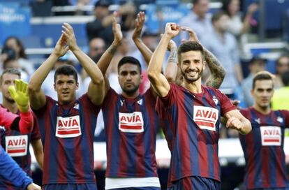 Los jugadores del Eibar celebran su empate ante el Real Madrid.