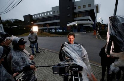 Fernando Haddad grava um vídeo de campanha em frente à superintendência da Polícia Federal onde Lula está preso. 