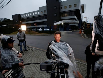 Fernando Haddad grava um vídeo de campanha em frente à superintendência da Polícia Federal onde Lula está preso. 