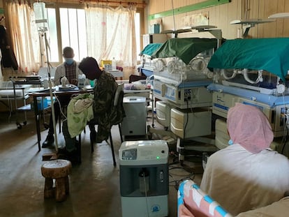 Un padre y su hijo en una de las UCI Neonatal del Hospital General Rural de Gambo (Etiopía).