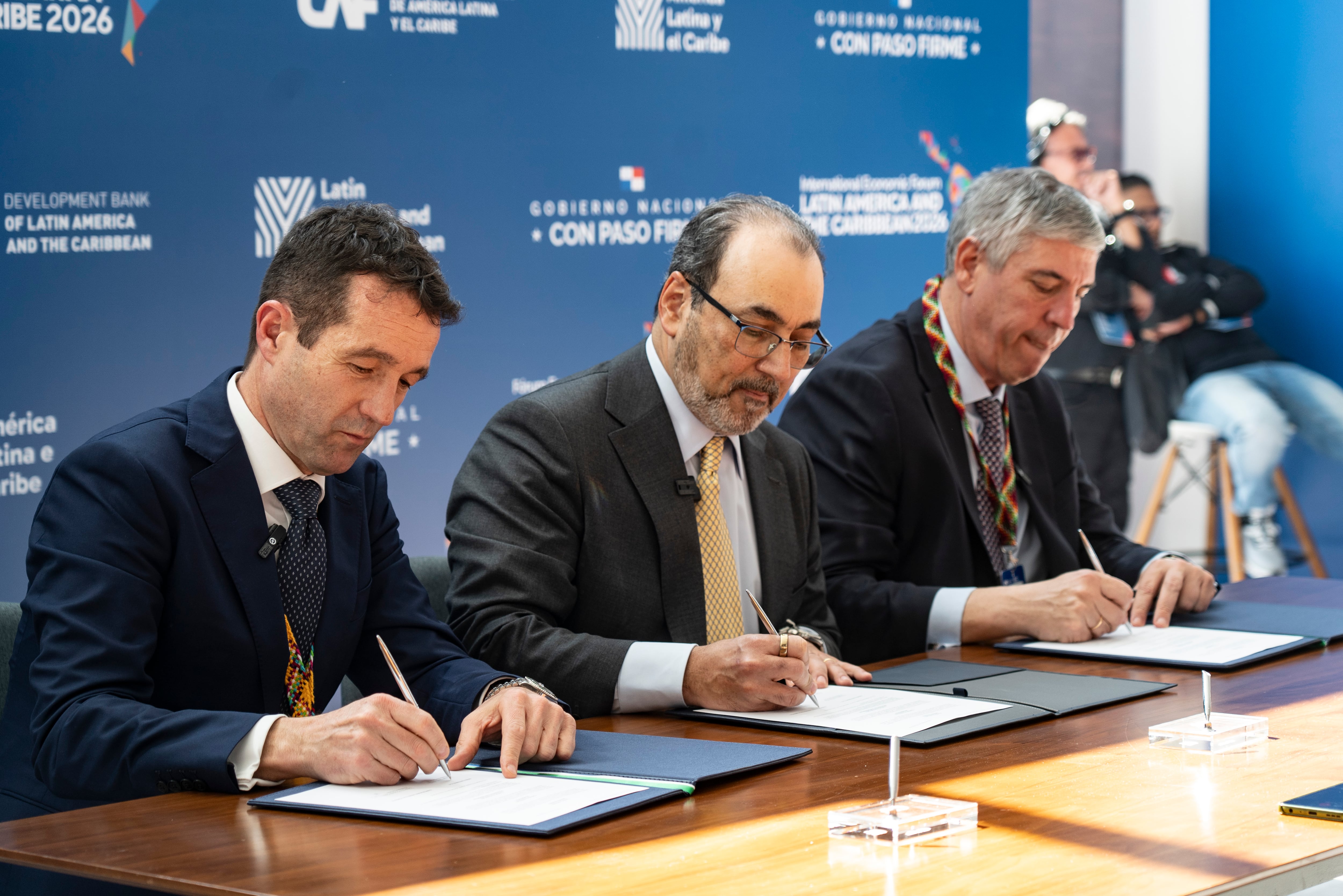Ángel Escribano, presidente ejecutivo de Indra Group; Sergio Díaz Granados, presidente Ejecutivo de CAF y José Vicente de los Mozos, consejero delegado de Indra Group, en Panamá.