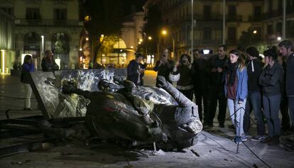 L&rsquo;escultura de Franco que es va col&middot;locar al Born ja no tenia cap &mdash;alg&uacute; el va robar fa anys&mdash;, per&ograve; va acabar per terra i trencada. 