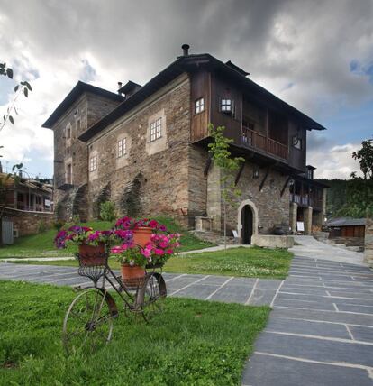 El restaurado Palacio de Canedo, en El Bierzo (León), es el hogar de Prada A Tope.