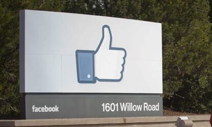 En la imagen, un trabajador que corta el césped a las puertas de la sede de Facebook en Menlo Park, California (Estados Unidos). EFE/Archivo