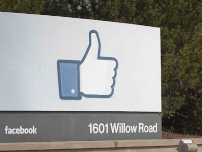 En la imagen, un trabajador que corta el césped a las puertas de la sede de Facebook en Menlo Park, California (Estados Unidos). EFE/Archivo