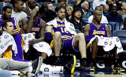 Los jugadores de los Lakers observan el partido.