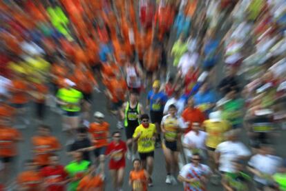 Los corredores a su paso por la Castellana.