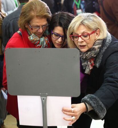 Ambiente electoral en un colegio electoral de Triana, Sevilla.