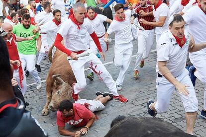  Los toros de la ganadería de Fuente Ymbro son los protagonistas del cuarto encierro de San Fermín por las calles de Pamplona. 