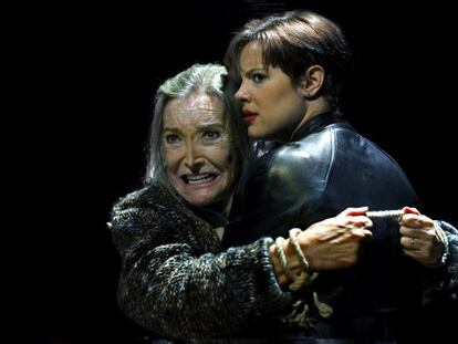 Núria Espert (Lear) con Andrea Ros (Cordelia) en un ensayo de la obra de Shakespeare en el Lliure.