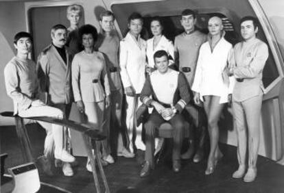 Los protagonistas de la primera serie de 'Star Trek', en 1966, en una fotografía del primer film, de 1979.