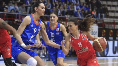 Rezan entra a canasta ante la defensa del Rivas.