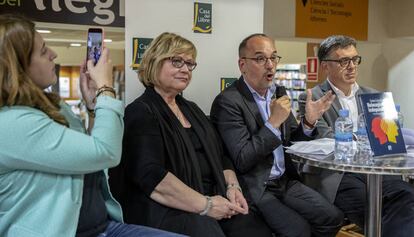 Carles Campuzano, con micrófono, entre Esperança Esteve y Lluís Recoder.
