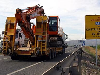Un camión pasaba ayer tarde ante el cartel colocado en la N-340 en Castellón que informa del desvío gratuito por la AP-7.
