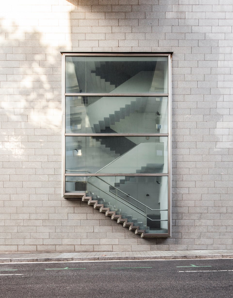 Las escaleras de las oficinas Telefónica (Barcelona), 1992, vistas desde el exterior.