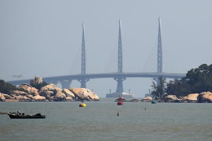 En la imagen, un pescador trabaja cerca del puente Zhuhai-Macau-Hong, el 22 de octubre de 2018.