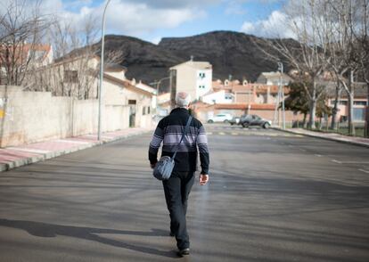  Un vecino pasea por Utrillas, este sábado.  

 