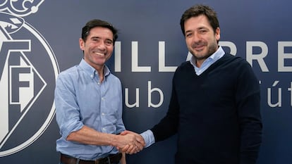 El nuevo entrenador del Villarreal, Marcelino, saluda al director ejecutivo del equipo, Fernando Roig Negueroles, en una imagen distribuida por el club.