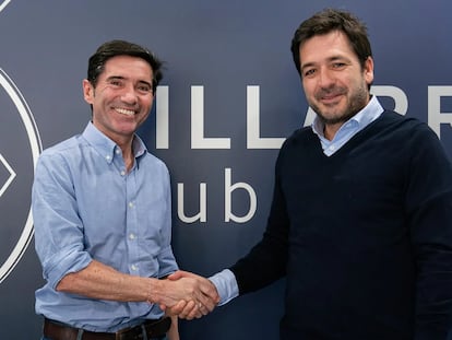 El nuevo entrenador del Villarreal, Marcelino, saluda al director ejecutivo del equipo, Fernando Roig Negueroles, en una imagen distribuida por el club.