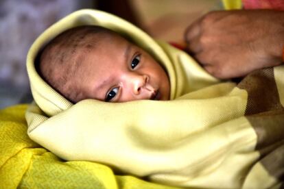 El primer bebé de este 2018 probablemente verá la luz en la Isla de Navidad de Kiribati, en el Pacífico, y el último de este día en Estados Unidos. Se estima que hoy nacerán en España más de 1.000 niños. Más de la mitad del total de nacimientos que se producirán este 1 de enero en todo el mundo tendrá lugar en tan solo nueve países: India (69.070), China (44.760), Nigeria (20.210), Pakistán (14.910), Indonesia (13.370), Estados Unidos (11.280), República Democrática del Congo (9.400), Etiopía (9.020) y Bangladés (8.370). En la imagen, Pranjali, una niña de 10 días en Visora (India).