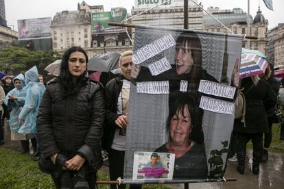 Yamila Rosso y su madre, Silvia, habían presentado varias denuncias por violencia contra su vecino. Pero no cambió nada y las agresiones continuaron. El 27 de diciembre de 2014 estaban en la puerta de casa con el hijo de Yamila, de dos años y medio, cuando el vecino salió armado y las atacó. "Sin mediar palabra alguna, agarró a mi suegra por la espalda y le disparó cuatro disparos al corazón", cuenta Jimena Jerez. "Mi cuñada salió corriendo y también le disparó", añade. Silvia murió en el acto y Yamila falleció después de cuatro días de agonía en el hospital. El agresor se fugó y permaneció un año prófugo hasta que fue localizado y detenido por Interpol en Brasil. "Argentina pidió la extradición, Brasil la dictaminó y estamos esperando que vayan a buscarlo allá para que sea juzgado y se haga justicia". 