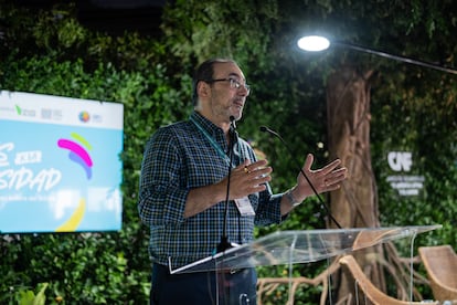 Sergio Díaz Granados habla en el evento 'Líderes por la Biodiversidad' durante la COP16, en Cali.