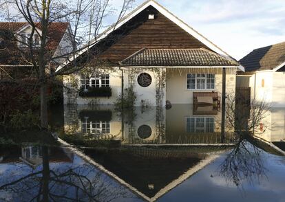 El desbordamiento del río Támesis ha provocado que numerosos pueblos ribereños se inundaran.