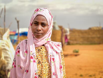 Zamzam, de 11 años, el 17 de julio en el campo de refugiados de Adré. Ella también es de El Geneina, la capital de Darfur Occidental (Sudán). Lleva más de un año viviendo en el campo de Adré. "Las condiciones de vida aquí en el campamento son duras", dice. "No tenemos ropa, ni comida adecuada, ni electricidad... todo lo que teníamos nos lo quitaron durante el viaje", continúa Zamzam. Como Mushtaha, lo que más echa de menos es ir a la escuela. "Era muy buena estudiante, siempre estaba entre las tres mejores de mi clase y quiero ser médico de mayor", confiesa la niña.