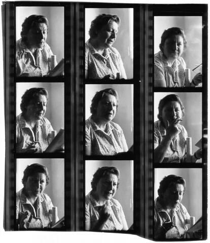 Serie de fotografías tomadas de Gloria Fuertes durante una lectura en 1967