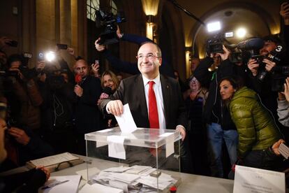 El candidat del PSC, Miquel Iceta, vota a la Universitat de Barcelona.