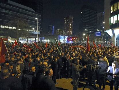 Una multitud se agolpa frente al consulado de Turquía en Róterdam para apoyar a la ministra de Familia, Fatma Betul Sayan Kaya, retenida en Holanda.