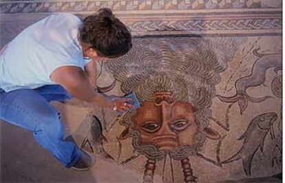 Belén Patón, directora del parque arqueológico de Carranque (Toledo), junto al  mosaico de Océano aparecido en la villa de Materno.