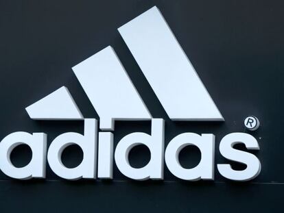 Adidas gana un 74,6% más en el primer semestre y mejora previsiones
