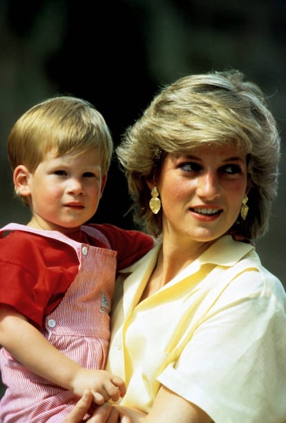 Diana, con su hijo pequeño, el príncipe Enrique, a mediados de los ochenta.