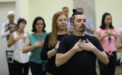 Participantes en un seminario de meditación activa del Instituto Bioperson, el sábado en Guadarrama (Madrid)