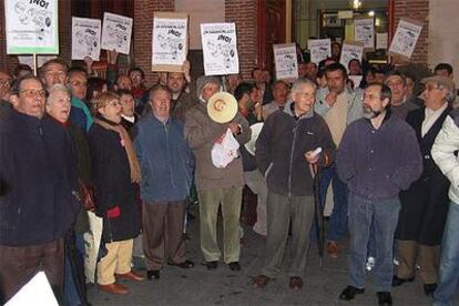 Concentración de vecinos de Carabanchel Alto en protesta por los parquímetros.