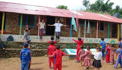 Alumnos de la escuela Heaven Hill Academy cantan canciones en inglés y el himno de Nepal antes de comenzar las clases.