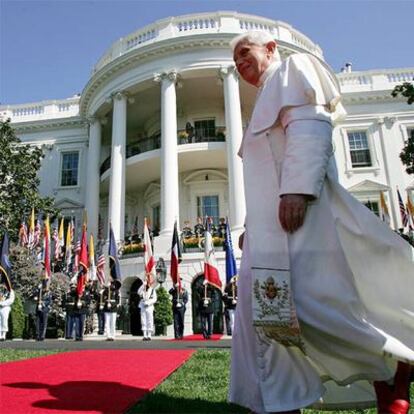 Benedicto XVI llega a los jardines de la Casa Blanca en Washington.