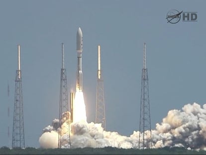 Despegue del cohete Atlas V en la base espacial de cabo Cañaveral (Florida) con la nave <i>Juno</i> que se dirige a Júpiter.