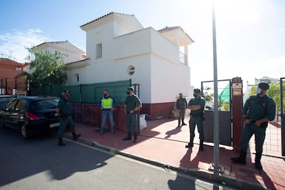 Agentes policiales junto a algunas de las casas ocupadas en Rincón de la Victoria. 