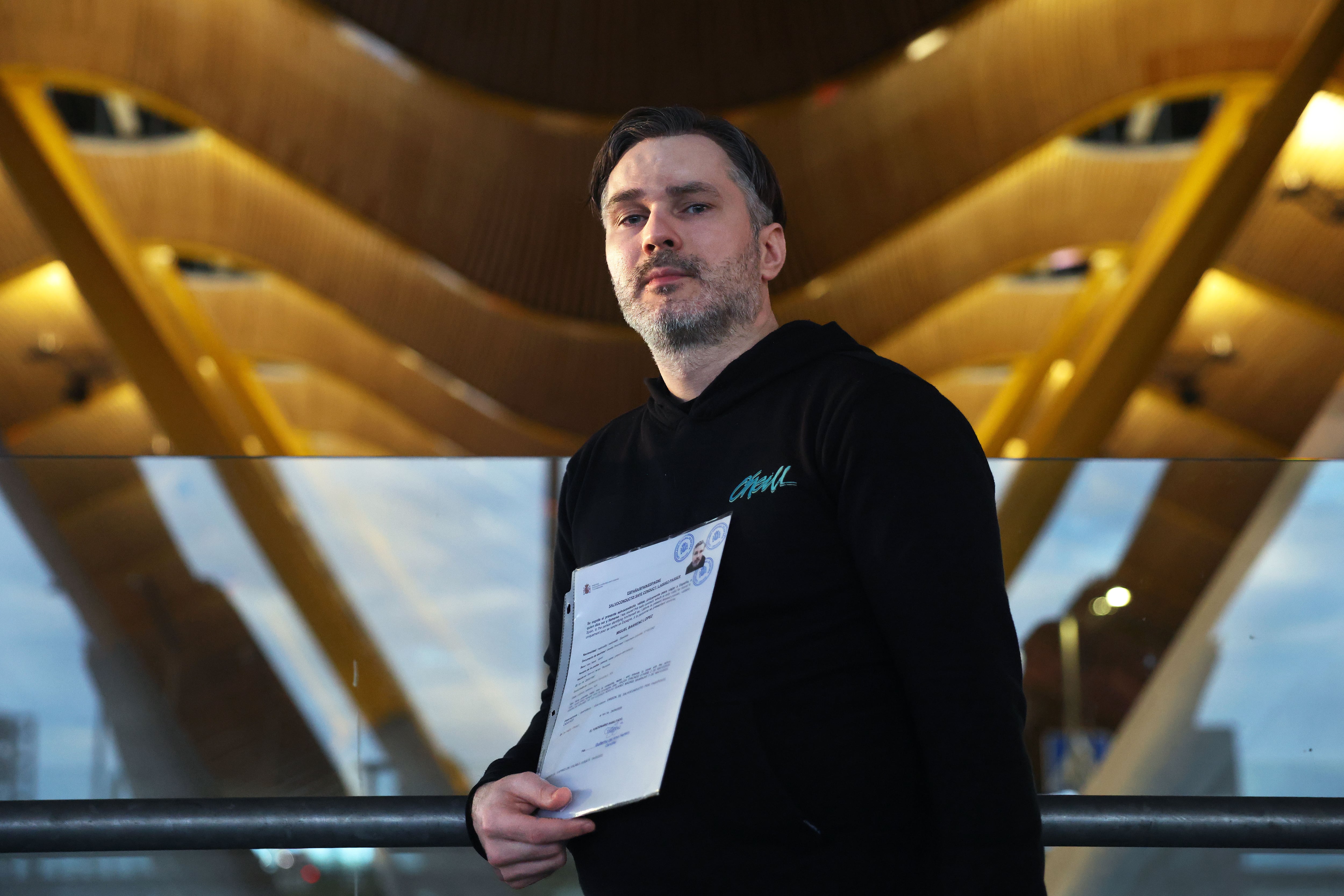 Miguel Barreno López, con el salvoconducto que le permitió volver a España, el domingo en la T-4 del aeropuerto Adolfo Suárez de Madrid. 