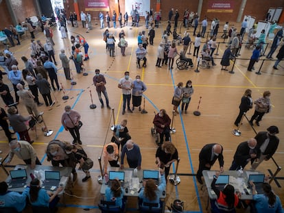 Toma de datos este lunes antes de la vacunación contra la covid, en el pabellón deportivo de la Facultad de Económicas de la Universidad de Sevilla.