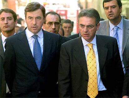 El Gobierno seguirá "exactamente en la misma estrategia contra ETA", sin darle "tregua hasta poder derrotarla completamente". Así lo ha señalado el ministro de Interior, Ángel Acebes, a su llegada a Sangüesa (en la imagen, con corbata azul junto al presidente de Navarra, Miguel Sanz), para reafirmar que el Ejecutivo "está en la buena dirección, en la dirección correcta", porque la organización terrorista "está muy golpeada" .