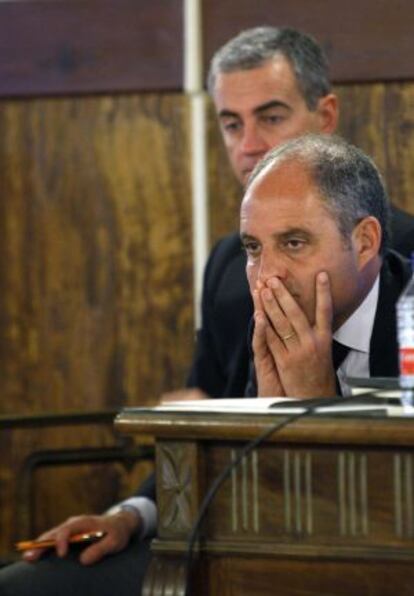 Francisco Camps y Ricardo Costa, al fondo, en su juicio.