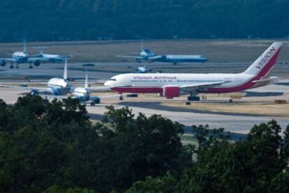El avión con los cuatro espías procedentes de Rusia aterriza en el aeropuerto de Dulles de Washington.