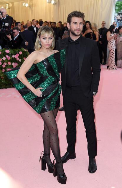 La pareja en la Gala Met de este año. Cyrus acudió vestida por Anthony Vaccarello, director creativo de Yves Saint Laurent.