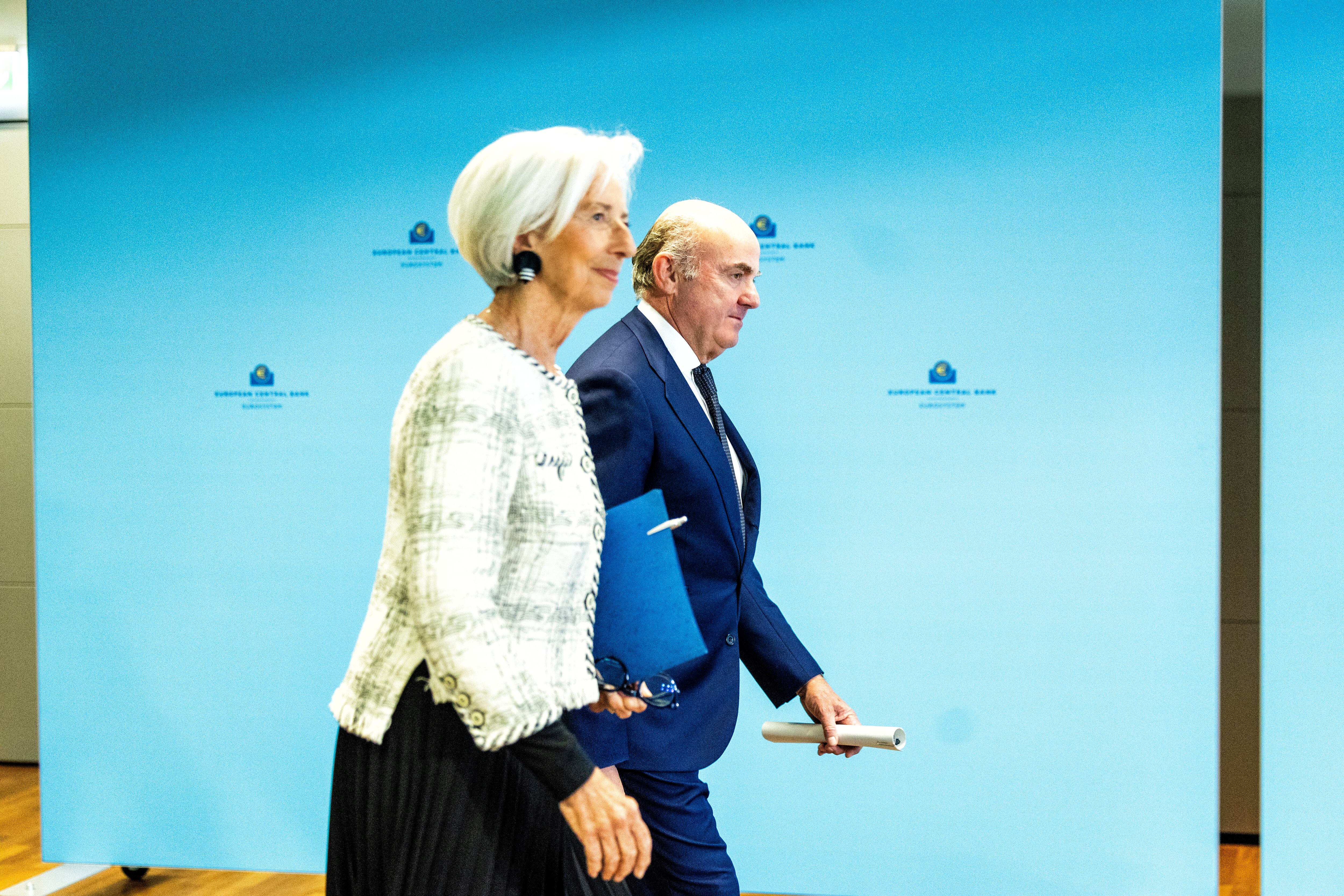 Luis de Guindos llega junto a la presidenta del BCE Christine Lagarde a la última rueda de prensa como vicepresidente el pasado día 30 en Fráncfort.