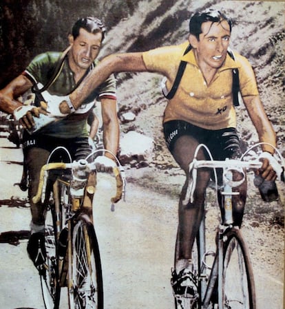 Una imagen del Tour de 1949: a la izquierda, Bartali; a la derecha, Fausto Coppi, aupado por la épica deportiva como su contrapunto: joven, de izquierdas y agnóstico.
