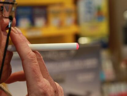 Una persona vapeando con un cigarrillo electr&oacute;nico.