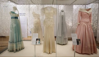 De izquierda a derecha: vestidos que Diana de Inglaterra llevó en 1990, 1991, 1987 y 1987.